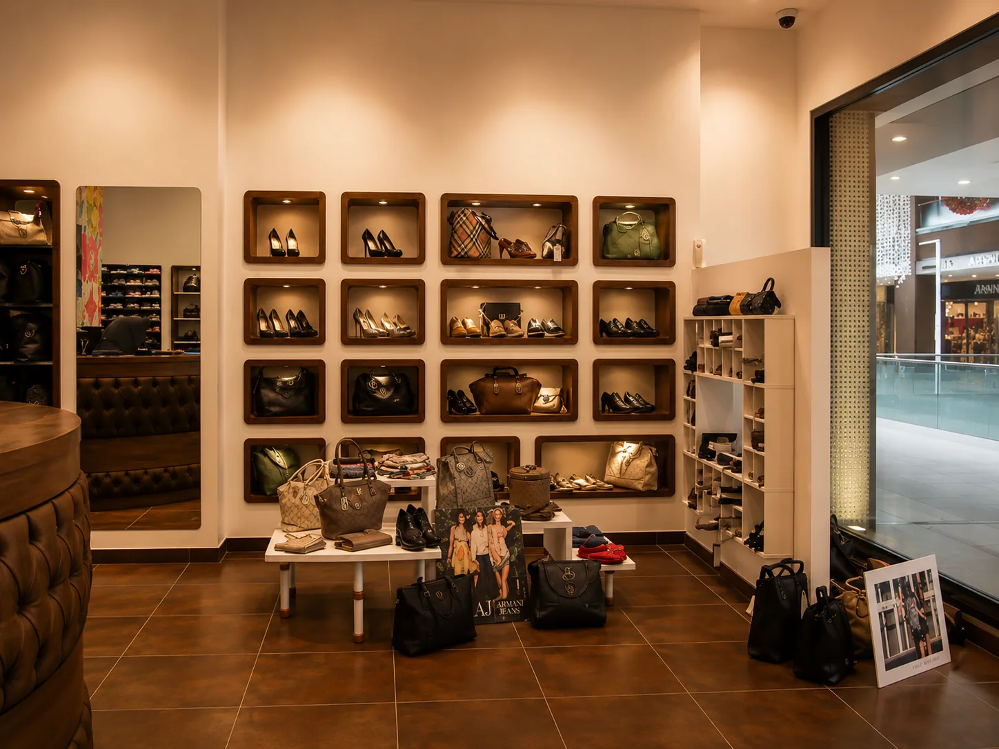Outlet mağaza iç mimari tasarımı sergileme alanı görünümü